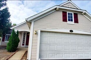 5665 E Grove Dr SE in Kentwood, MI - Building Photo