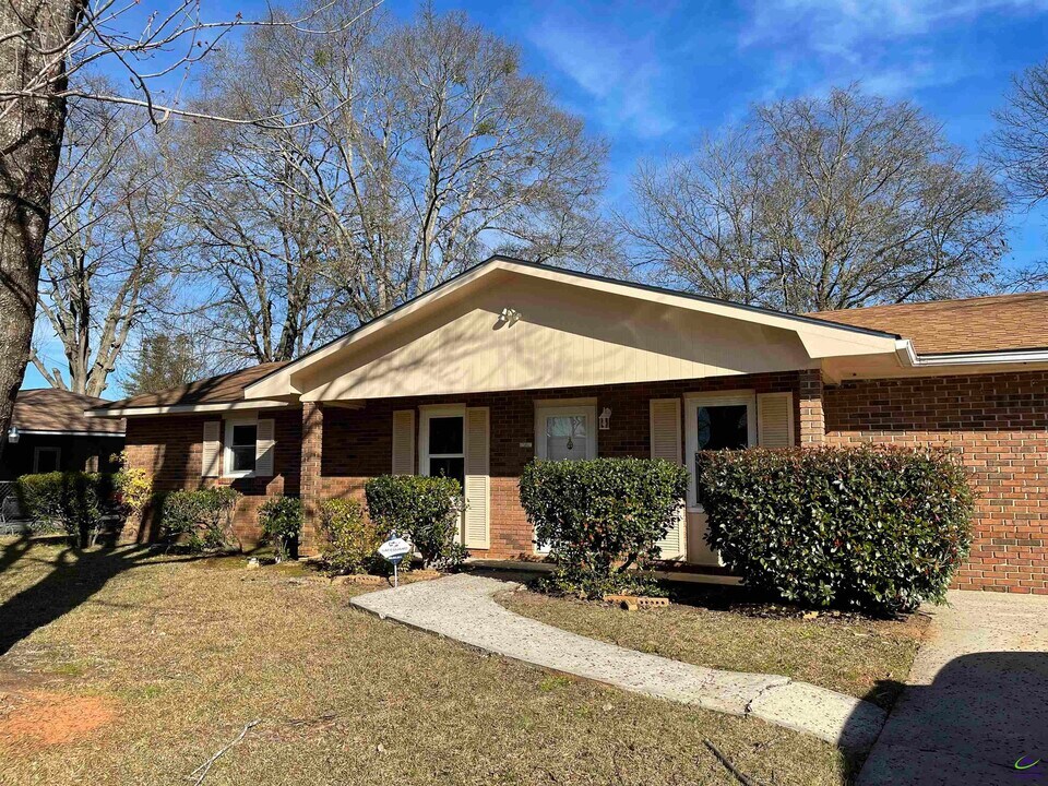110 Lockwood Dr in Warner Robins, GA - Building Photo