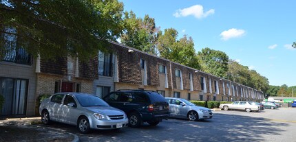 Century Plaza Apartments in Chesapeake, VA - Building Photo - Building Photo