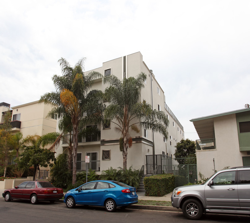 1227 Granville Ave in Los Angeles, CA - Foto de edificio