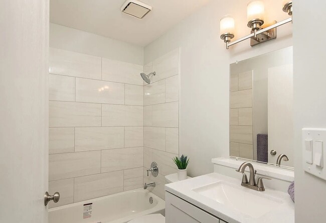 130 Crestwood Ct in Schaumburg, IL - Building Photo - Building Photo