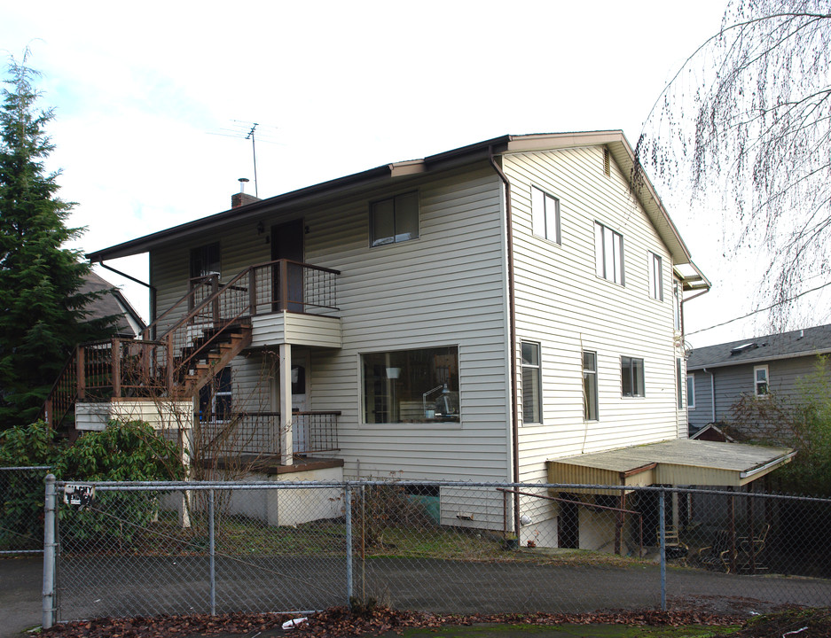 8266 Lake City Way NE in Seattle, WA - Foto de edificio