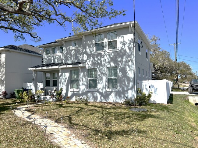 3701 W Wisconsin Ave in Tampa, FL - Building Photo - Building Photo