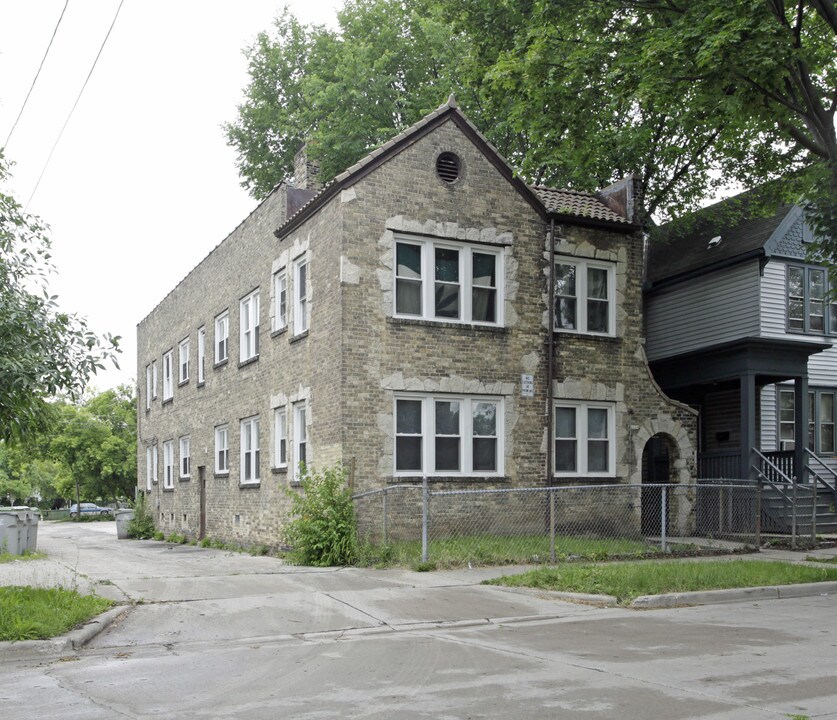 1221 N 26th St in Milwaukee, WI - Foto de edificio