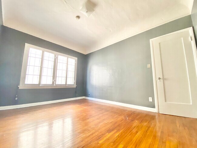 351 N Sierra Bonita Ave in Los Angeles, CA - Building Photo - Building Photo