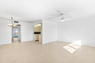 3089 Cornwall E in Boca Raton, FL - Building Photo - Building Photo