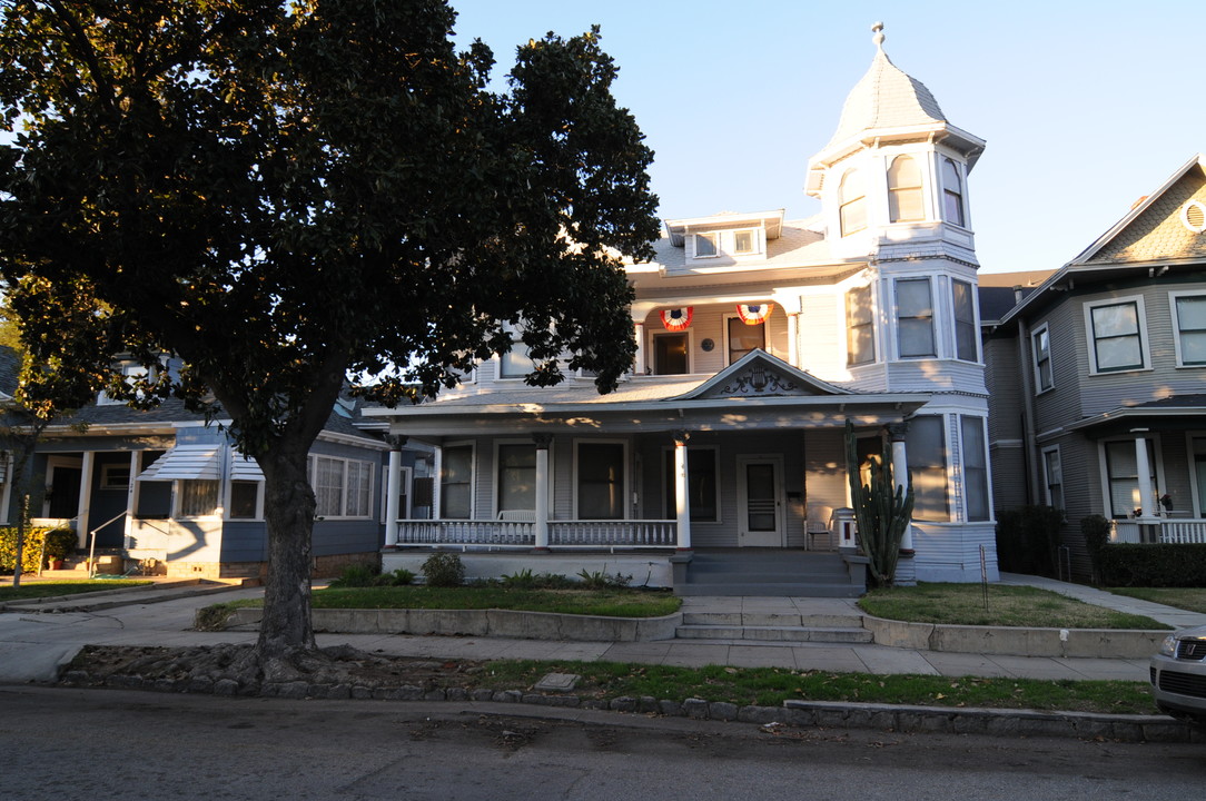 120 W Vine St in Redlands, CA - Building Photo