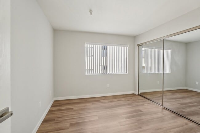 Chadron in Hawthorne, CA - Foto de edificio - Building Photo