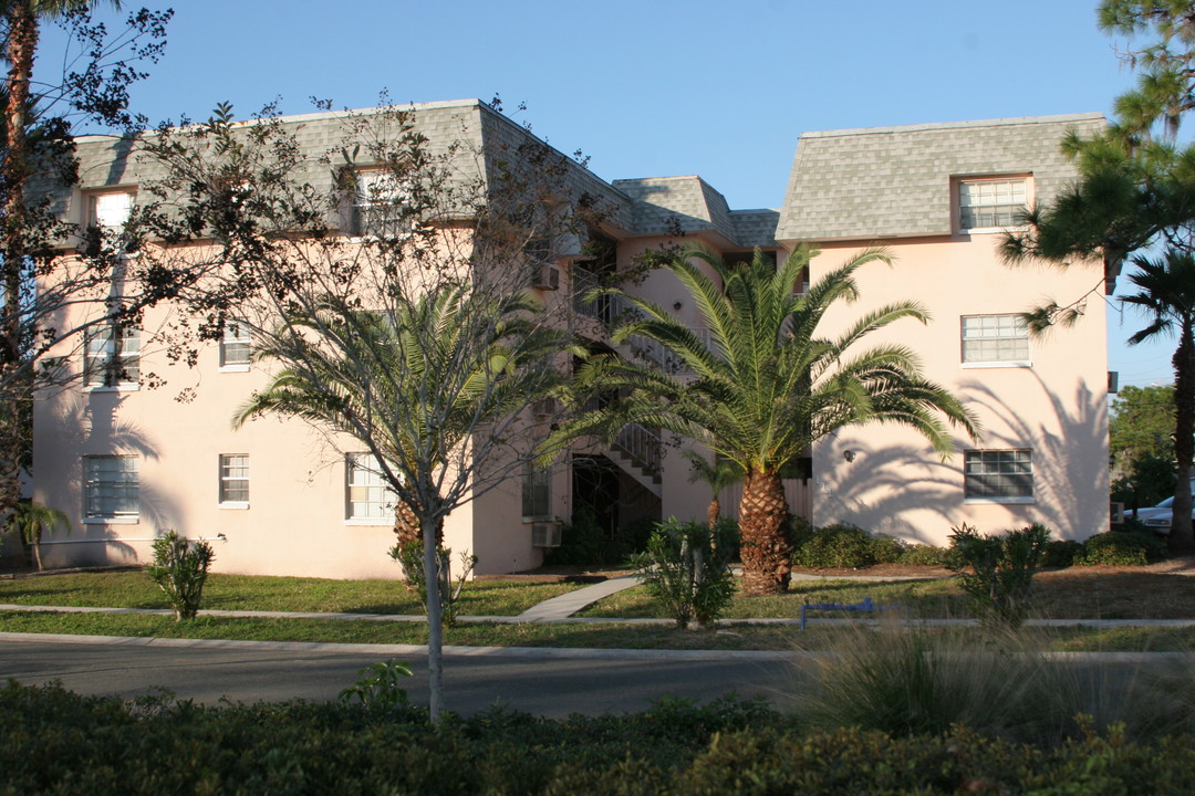 Hampton Bay Apartments in St. Petersburg, FL - Building Photo