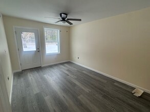 10 Boulder Dr in Milford, ME - Foto de edificio - Building Photo