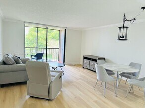 8075 SW 107th Ave, Unit 310 in Miami, FL - Building Photo - Building Photo