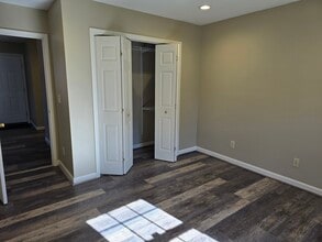 2102 Kingsbury Rd in Hendersonville, NC - Foto de edificio - Building Photo