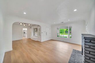 546 S Beachwood Dr in Burbank, CA - Foto de edificio - Building Photo