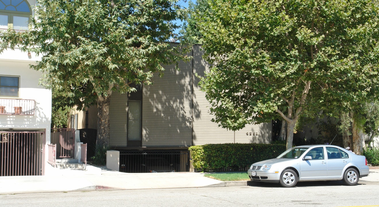 4261 Dixie Canyon Ave in Sherman Oaks, CA - Building Photo