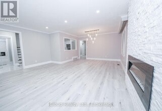 22 Decarie Cir in Toronto, ON - Building Photo - Building Photo