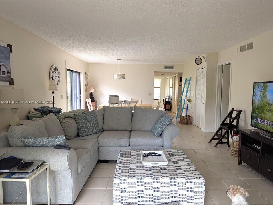 413 Lakeview Dr in Weston, FL - Building Photo