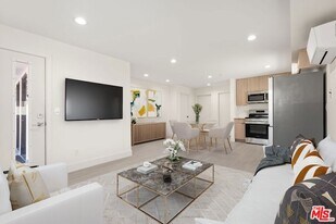 6943 Simpson Ave in Los Angeles, CA - Building Photo