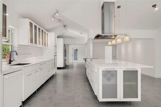 801 NE 118th St in Biscayne Park, FL - Building Photo - Building Photo