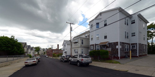 159 Hedley Ave in Central Falls, RI - Foto de edificio - Building Photo