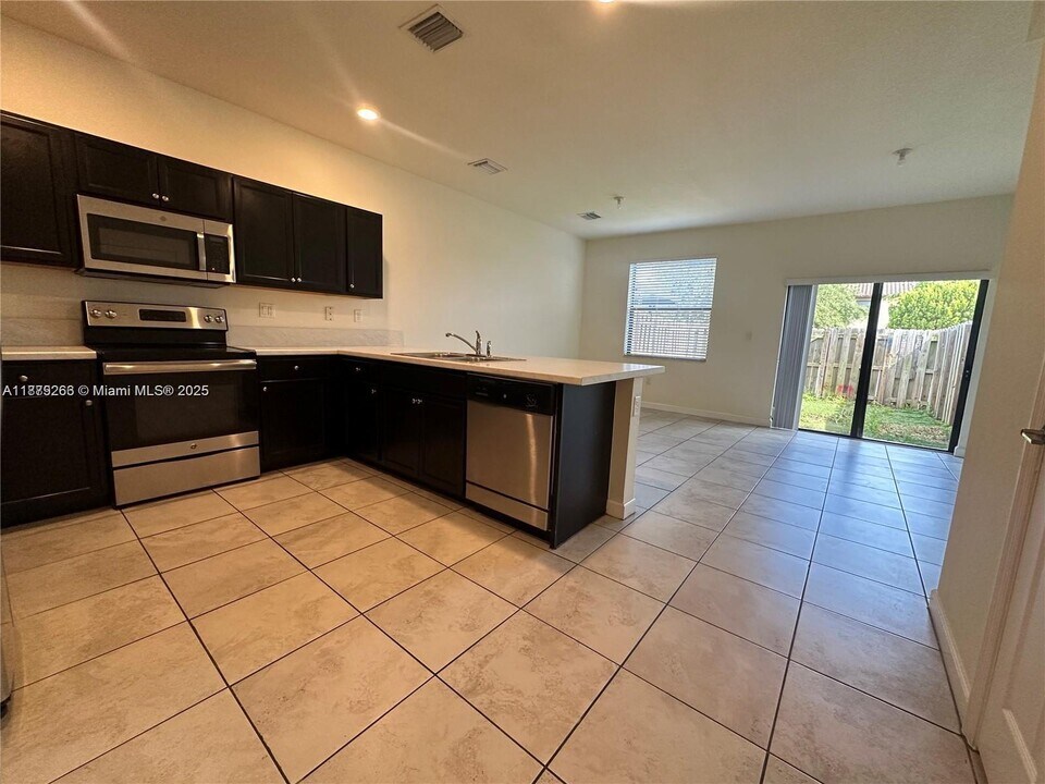 11422 SW 250th St in Homestead, FL - Building Photo