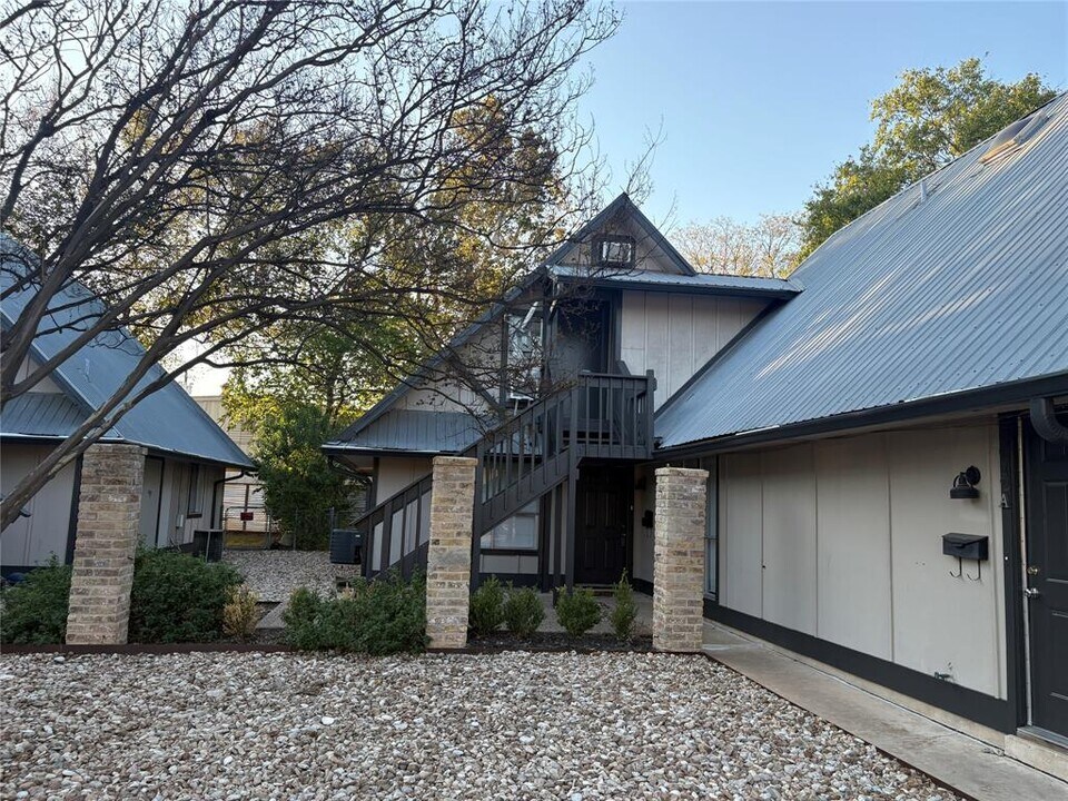 8612 Bowling Green Dr in Austin, TX - Building Photo