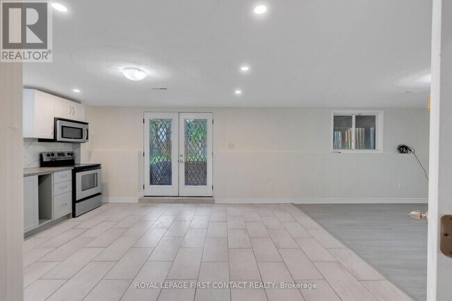 16 Waddington Crescent in Barrie, ON - Building Photo - Building Photo