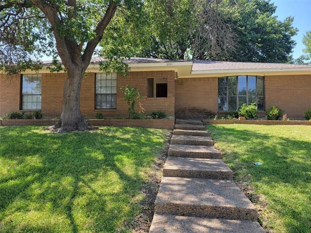 property at 2001 Country Club Dr
