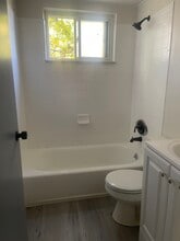 8441 Cottonwood Dr, Unit 2 in Cincinnati, OH - Foto de edificio - Building Photo