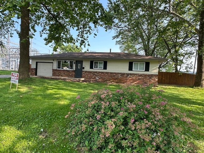 property at 1008 E Rosewood St