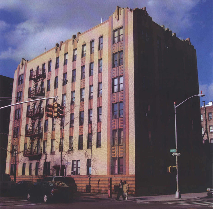 2751 University Ave in Bronx, NY - Foto de edificio