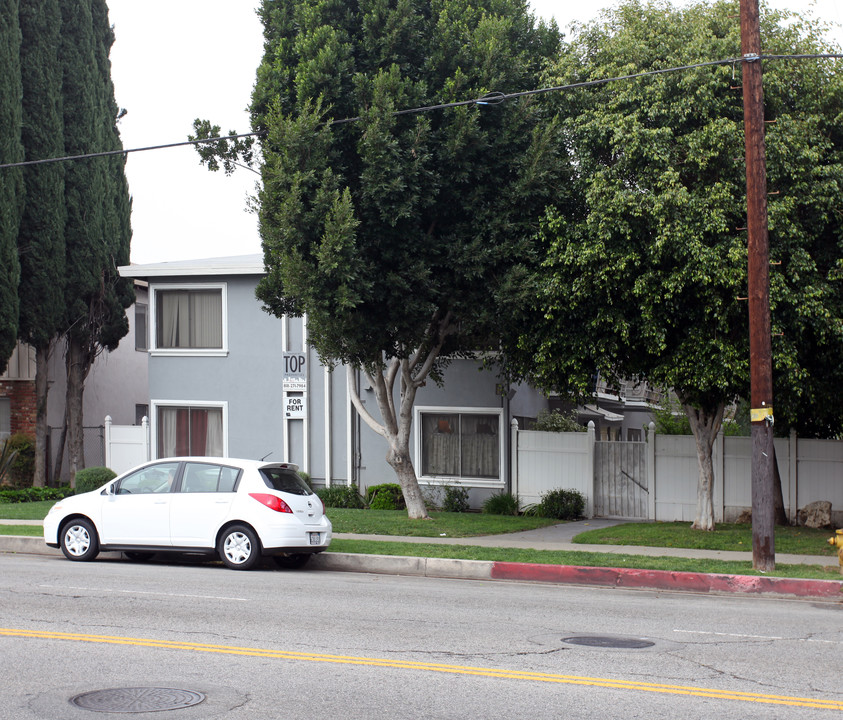 8363 Lindley Ave in Northridge, CA - Building Photo