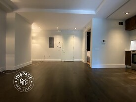 146 Meserole St, Unit 5H in Brooklyn, NY - Building Photo - Building Photo