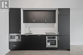 88 Queen St E in Toronto, ON - Building Photo - Building Photo