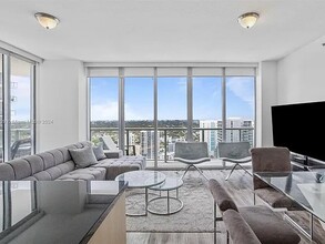 1111 SW 1st Ave, Unit 2914 in Miami, FL - Building Photo - Building Photo