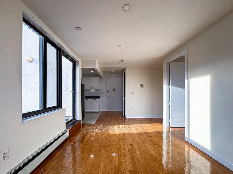 924 Metropolitan Ave in Brooklyn, NY - Building Photo