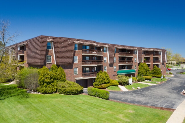 Bayside Village Apartments in Bayside, WI - Foto de edificio - Building Photo