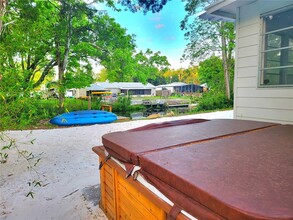 6433 Theresa Ave in Spring Hill, FL - Foto de edificio - Building Photo