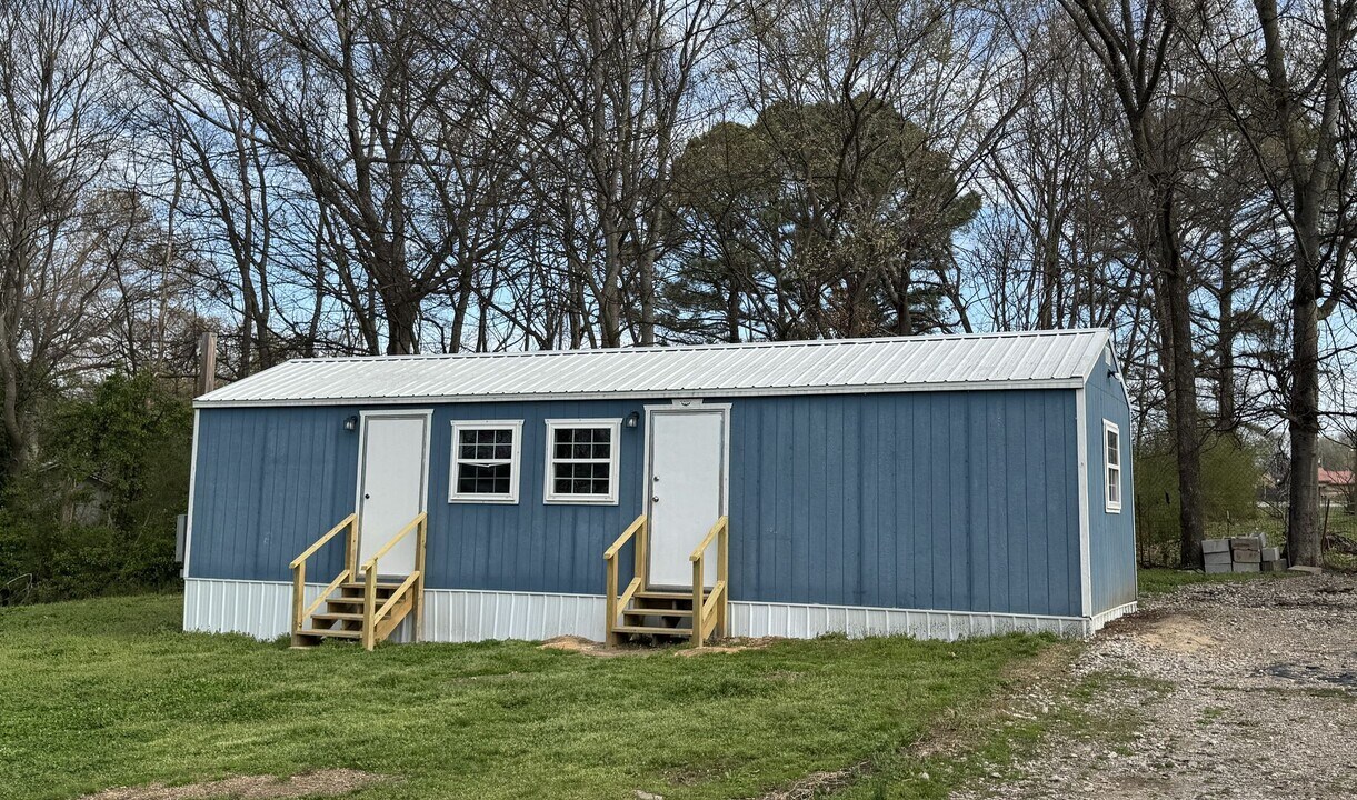 686 W 4th St in Newark, AR - Building Photo