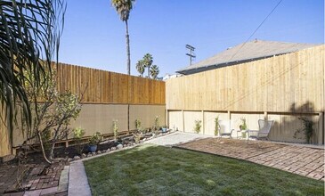 211 1/2 S Burlington Ave in Los Angeles, CA - Foto de edificio - Building Photo