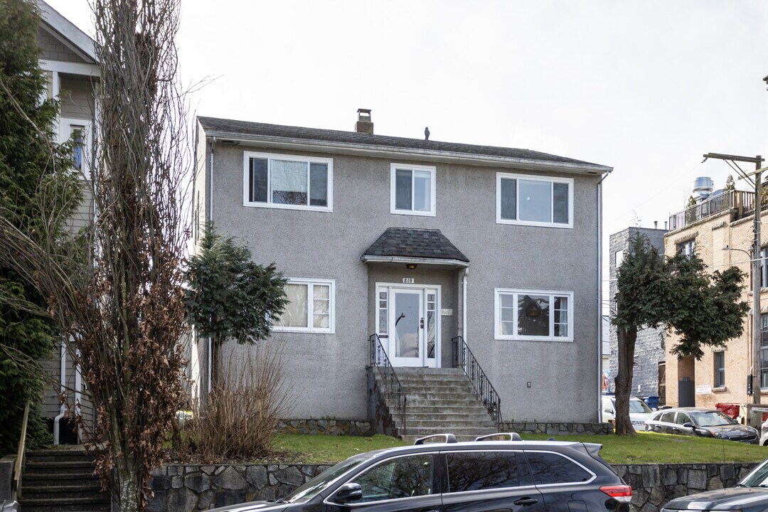 210 15th Av E in Vancouver, BC - Building Photo