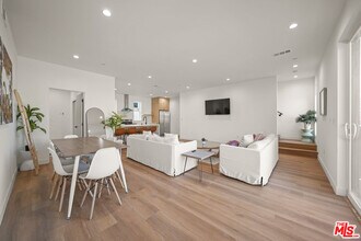 13694 Erwin St in Los Angeles, CA - Building Photo - Building Photo