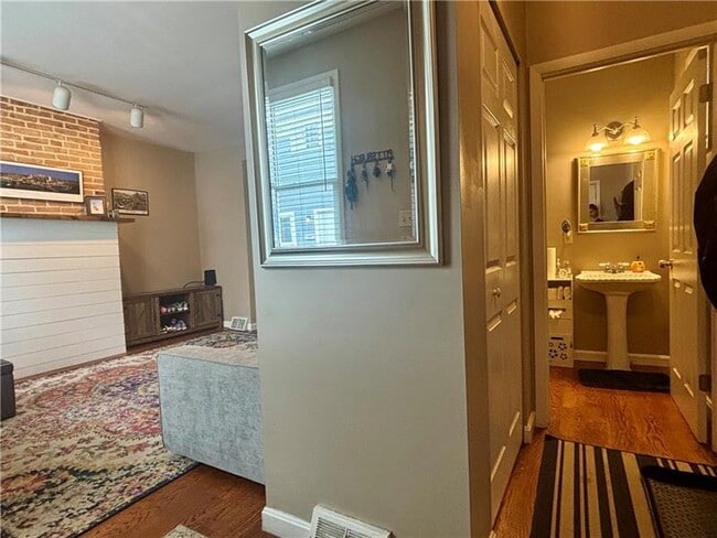 2513 Larkins Wy in Pittsburgh, PA - Building Photo - Building Photo