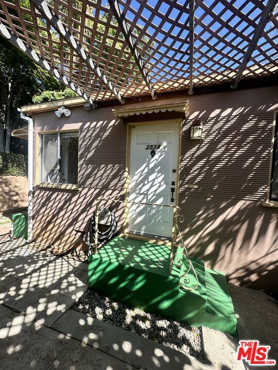 2536 Military Ave in Los Angeles, CA - Foto de edificio - Building Photo