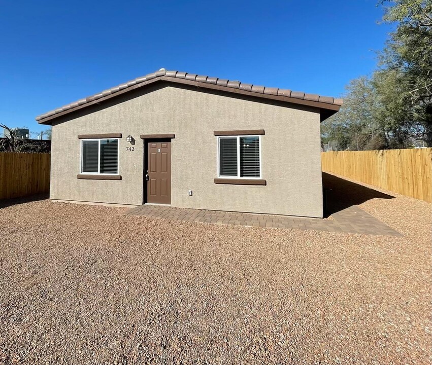 742 W Calle Adelanto in Tucson, AZ - Building Photo