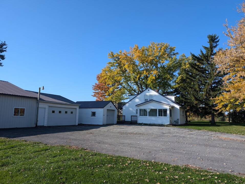 1591 Canandaigua Rd in Geneva, NY - Foto de edificio