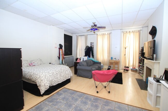 2004 Chestnut St in Philadelphia, PA - Building Photo - Building Photo