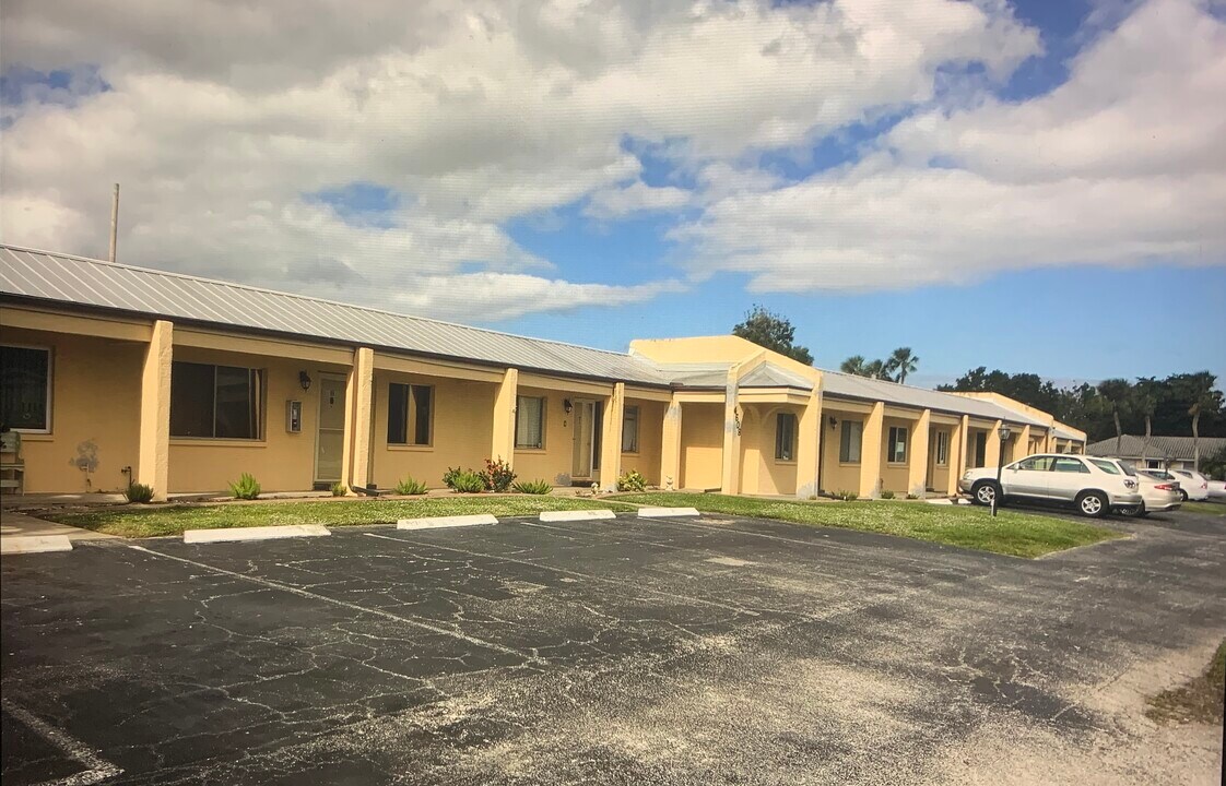 4608 SE 4th Pl in Cape Coral, FL - Building Photo
