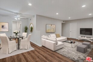 1006 Havenhurst Dr in Los Angeles, CA - Building Photo