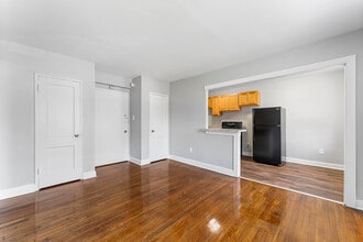 Girard Court Apartments in Philadelphia, PA - Foto de edificio - Building Photo