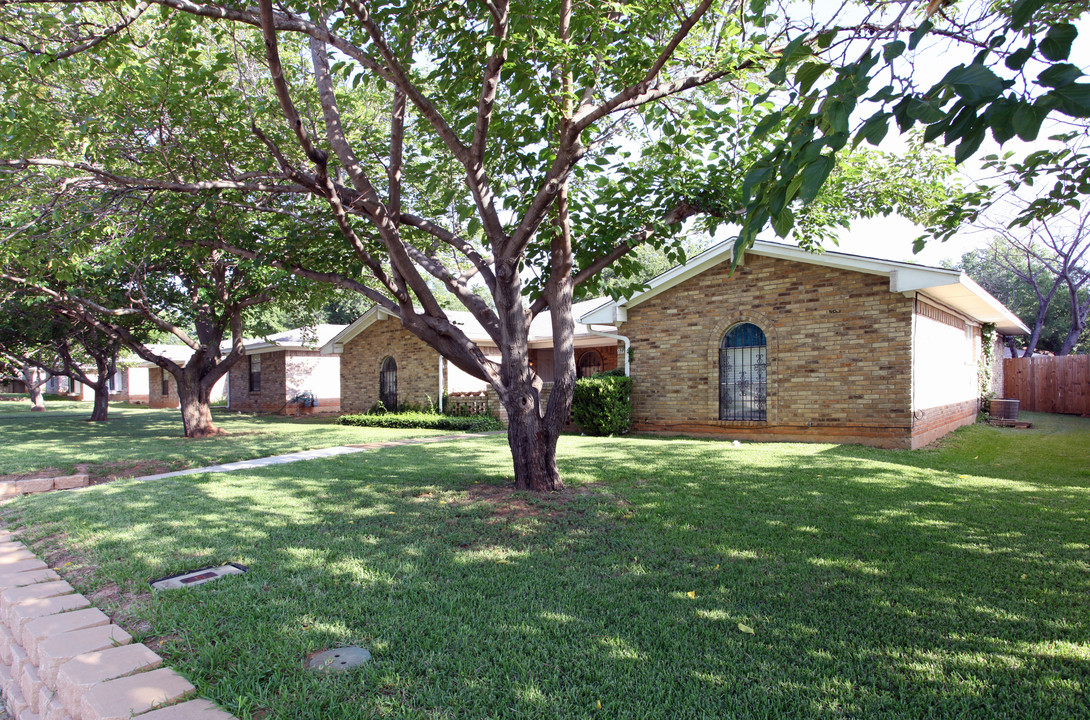 Chamberlain Complex in Irving, TX - Building Photo